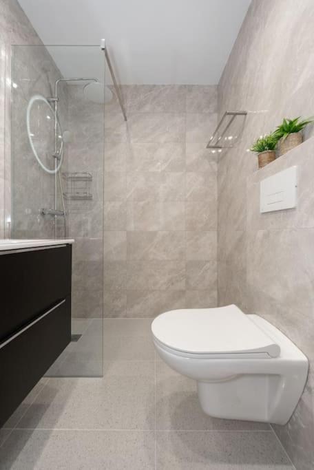 Sea Breeze 2 Bedroom - 10 Min Walk To Atenas
