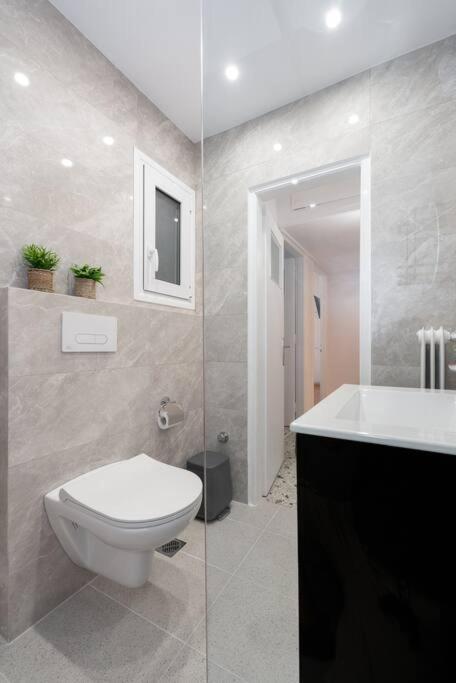 Sea Breeze 2 Bedroom - 10 Min Walk To Atenas